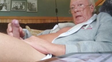 Papà maturo norvegese si accarezza il cazzo