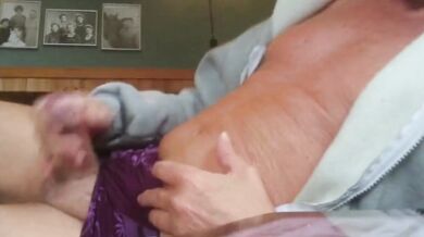 Papà maturo norvegese si accarezza il cazzo