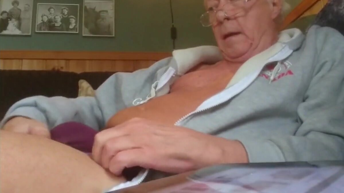 Papà maturo norvegese si accarezza il cazzo