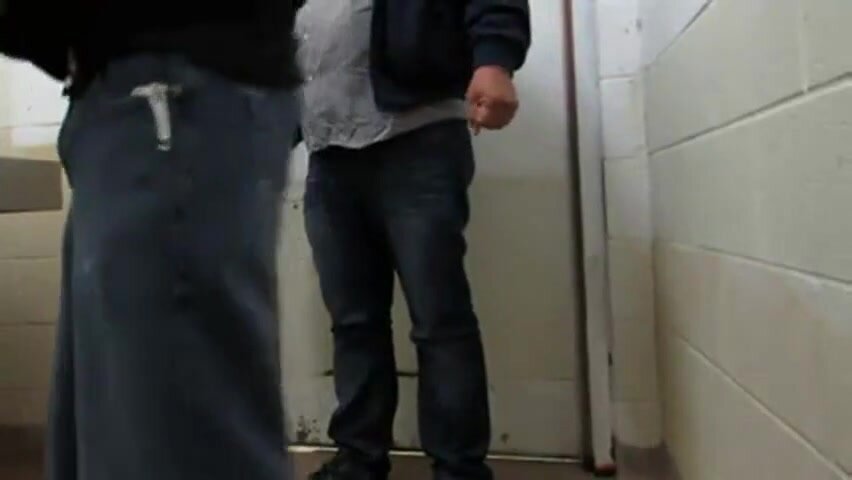 Ragazzo si diverte a leccare il culo