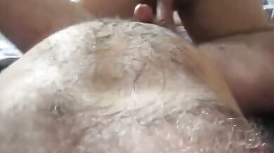 Papà barbuto masturbato sborra copiosamente