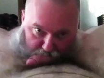 Papà barbuto succhia un grosso cazzo