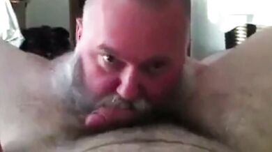 Papà barbuto succhia un grosso cazzo