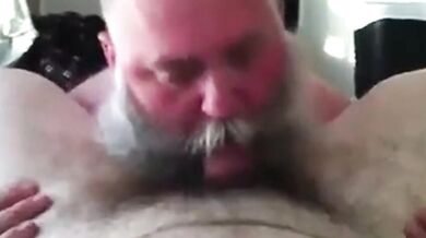 Papà barbuto succhia un grosso cazzo