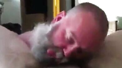 Papà barbuto succhia un grosso cazzo
