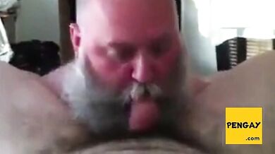 Papà barbuto succhia un grosso cazzo