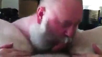 Papà barbuto succhia un grosso cazzo
