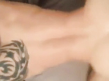Ragazzo nero dà il suo grosso cazzo a un culo bianco stretto