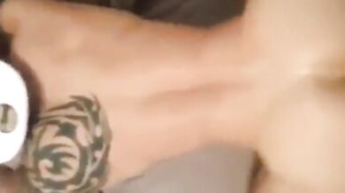 Ragazzo nero dà il suo grosso cazzo a un culo bianco stretto