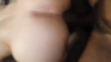 Ragazzo nero dà il suo grosso cazzo a un culo bianco stretto