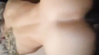 Ragazzo nero dà il suo grosso cazzo a un culo bianco stretto