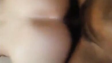 Ragazzo nero dà il suo grosso cazzo a un culo bianco stretto