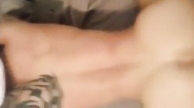 Ragazzo nero dà il suo grosso cazzo a un culo bianco stretto