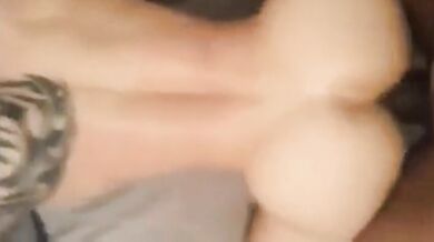 Ragazzo nero dà il suo grosso cazzo a un culo bianco stretto