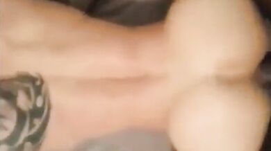 Ragazzo nero dà il suo grosso cazzo a un culo bianco stretto