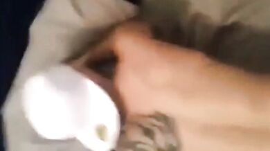 Ragazzo nero dà il suo grosso cazzo a un culo bianco stretto