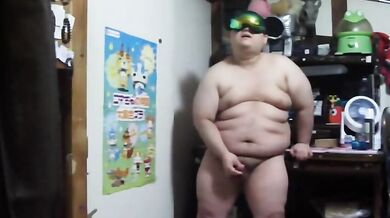 Grasso ragazzo sexy ama masturbarsi