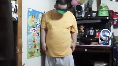 Grasso ragazzo sexy ama masturbarsi