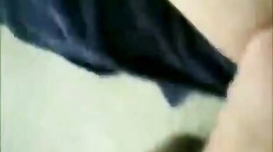 Vecchio scopa un uomo più giovane con il suo grosso cazzo