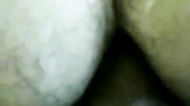 Vecchio scopa un uomo più giovane con il suo grosso cazzo