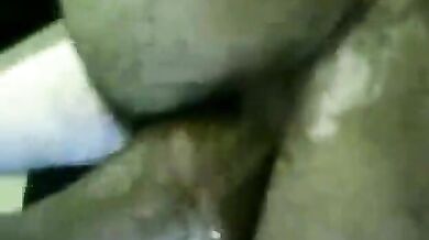 Vecchio scopa un uomo più giovane con il suo grosso cazzo