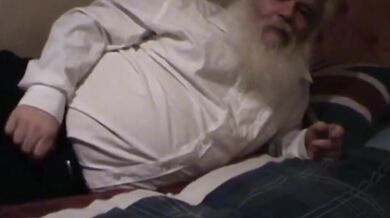 Maturo gay grasso col pene piccolo