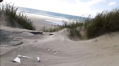 Esibizionista si accarezza il suo grosso arnese in spiaggia