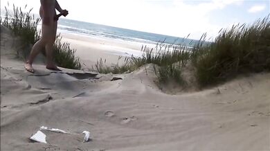 Esibizionista si accarezza il suo grosso arnese in spiaggia