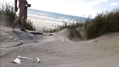 Esibizionista si accarezza il suo grosso arnese in spiaggia