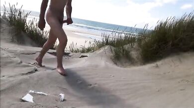 Esibizionista si accarezza il suo grosso arnese in spiaggia