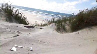 Esibizionista si accarezza il suo grosso arnese in spiaggia
