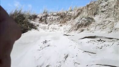 Esibizionista si accarezza il suo grosso arnese in spiaggia