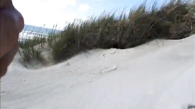 Esibizionista si accarezza il suo grosso arnese in spiaggia