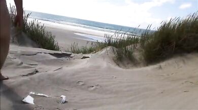 Esibizionista si accarezza il suo grosso arnese in spiaggia