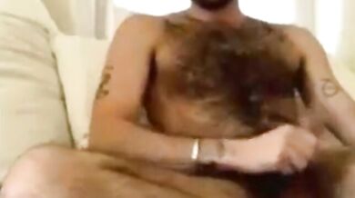 Bel ragazzo peloso accarezza il suo grosso cazzo in cam
