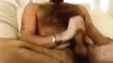 Bel ragazzo peloso accarezza il suo grosso cazzo in cam
