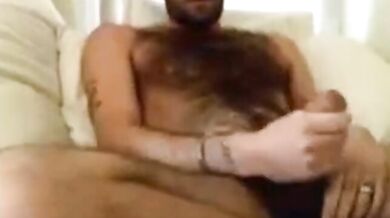 Bel ragazzo peloso accarezza il suo grosso cazzo in cam