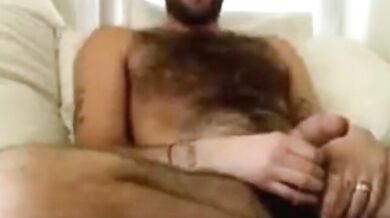 Bel ragazzo peloso accarezza il suo grosso cazzo in cam