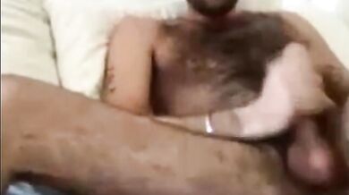 Bel ragazzo peloso accarezza il suo grosso cazzo in cam