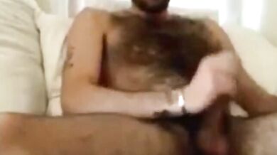 Bel ragazzo peloso accarezza il suo grosso cazzo in cam