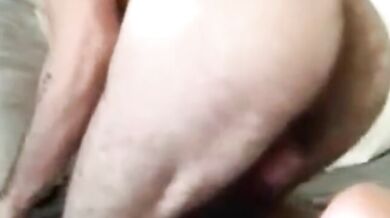 Bel ragazzo peloso accarezza il suo grosso cazzo in cam