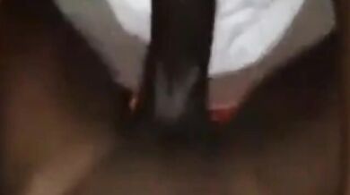 Un grosso cazzo nero mi fotte il culo