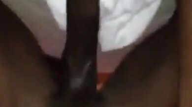 Un grosso cazzo nero mi fotte il culo