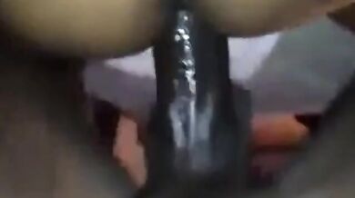 Un grosso cazzo nero mi fotte il culo