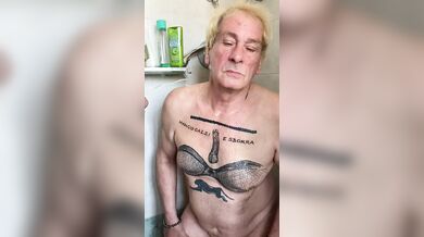 Gli succhia il cazzo e ingoia la sua sborra