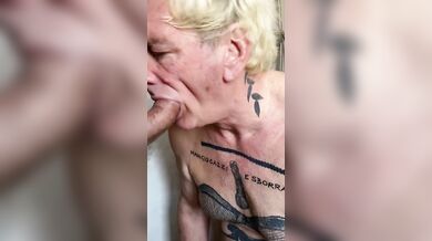 Gli succhia il cazzo e ingoia la sua sborra