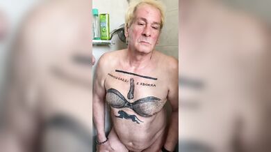 Gli succhia il cazzo e ingoia la sua sborra