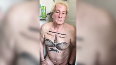 Gli succhia il cazzo e ingoia la sua sborra