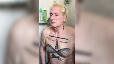 Gli succhia il cazzo e ingoia la sua sborra