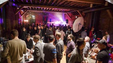 Si sega e sborra nelle sue mutandine di pizzo